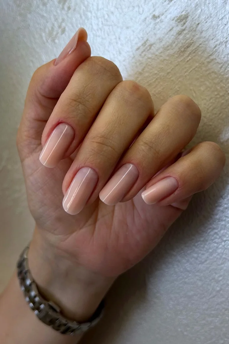 Manichiură nude elegantă