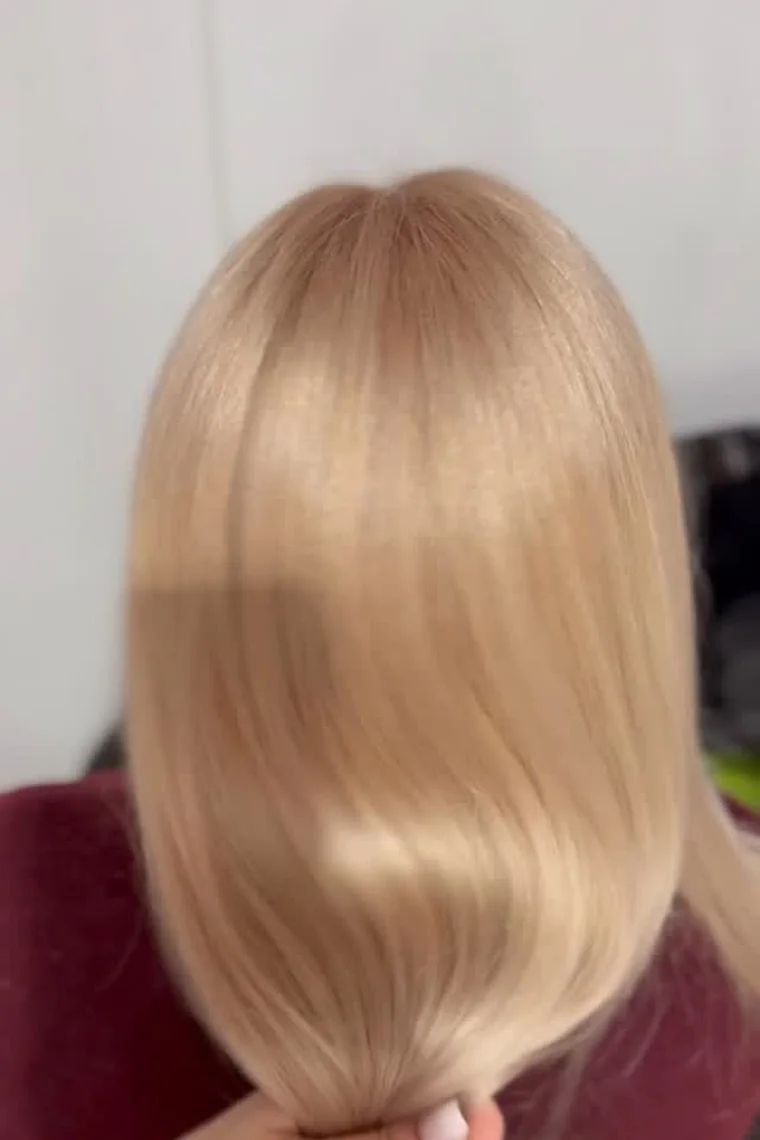 Coafură blond luminos, păr lung