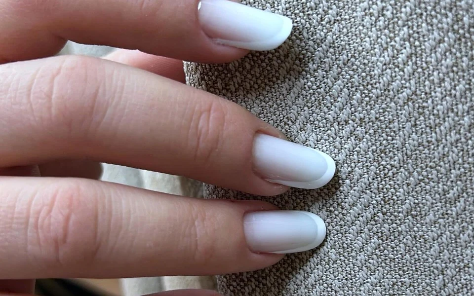 Manichiură cu ombre alb